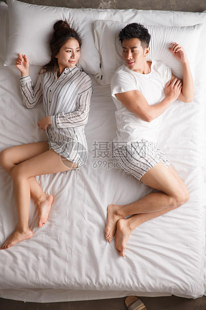 夫妇帅哥挨着青年情侣在床上睡觉图片