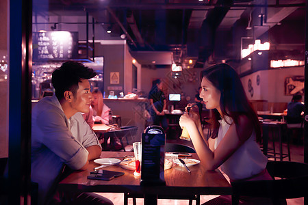 健康彩色图片相伴青年情侣吃晚餐图片