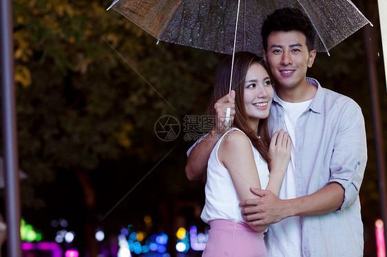 雨天情侣一起逛街图片