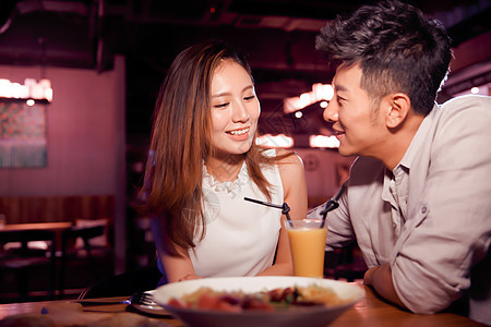亚洲人餐厅青年情侣吃晚餐图片