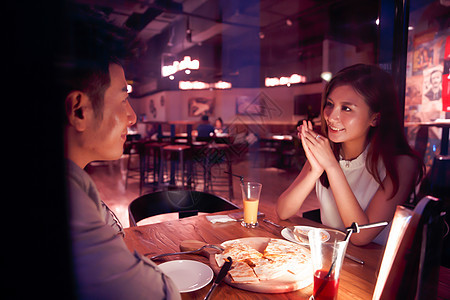 夜生活桌子欢乐青年情侣吃晚餐图片