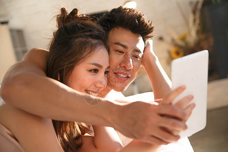休闲活动平板电脑亚洲人亲密的青年情侣图片