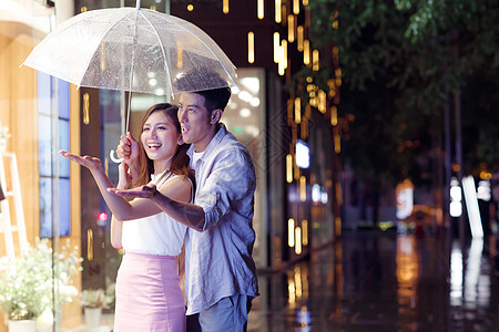 雨天情侣一起逛街高清图片