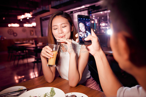 快乐亚洲人异恋青年情侣吃晚餐图片