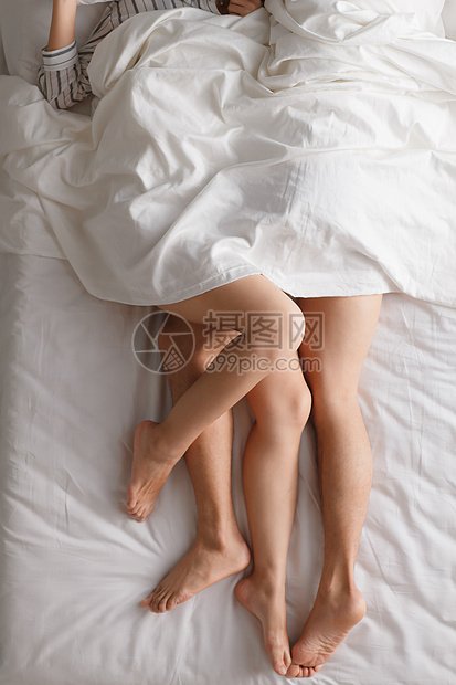 挨着东方人深情的青年情侣在床上睡觉图片