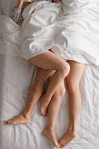 坠入爱河卧室仅成年人青年情侣在床上睡觉图片
