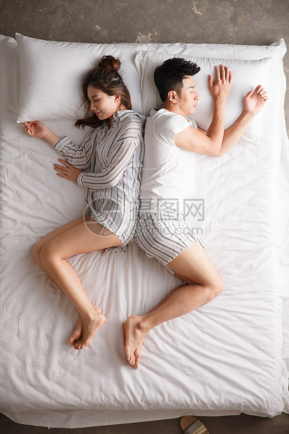 住宅内部异恋青年情侣在床上睡觉图片