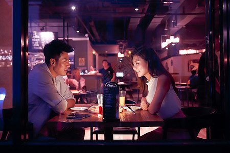 餐馆夜晚都市风光青年情侣吃晚餐图片