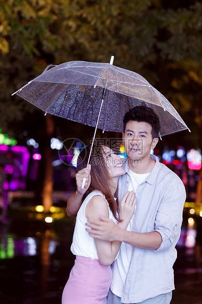 雨天情侣一起逛街图片