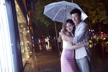 雨天情侣一起逛街图片