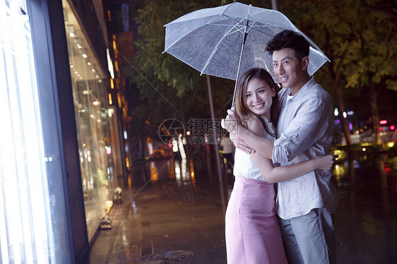 雨天情侣一起逛街图片