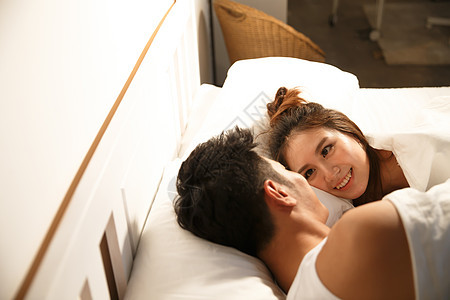 户内睡觉异恋青年情侣在床上图片