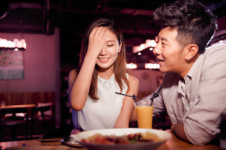 半身像约会膳食青年情侣吃晚餐图片