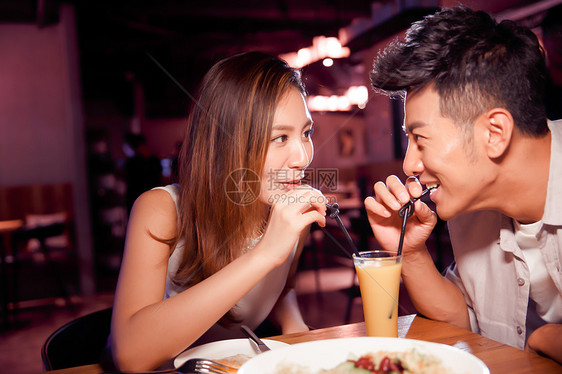 挨着度假幸福青年情侣吃晚餐图片