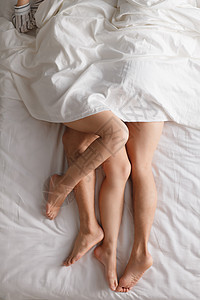 挨着夫妇户内青年情侣在床上睡觉图片