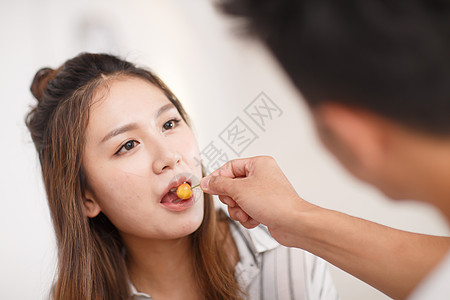 女人躺着愉悦亲密的青年情侣图片