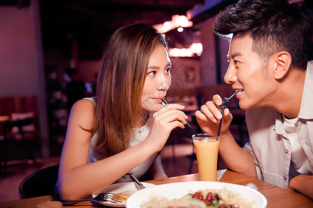 照亮果汁偏好青年情侣吃晚餐图片