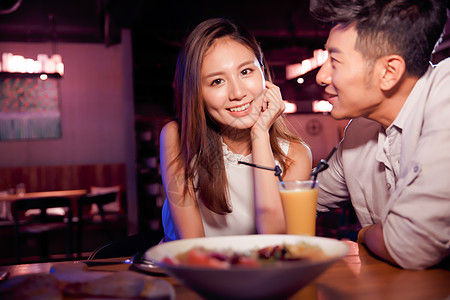 喝果汁情侣活力健康浪漫青年情侣吃晚餐背景