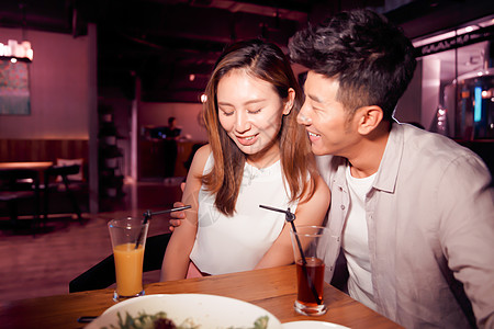 喝果汁情侣乐趣水平构图两个人青年情侣吃晚餐背景