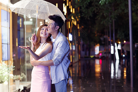 雨天情侣一起逛街图片