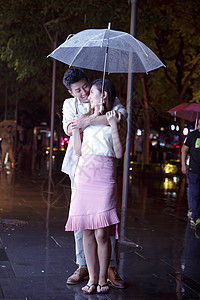 雨天情侣一起逛街高清图片