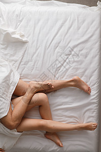 放松两个人妻子青年情侣在床上睡觉图片