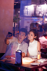 庆祝两个人放松青年情侣吃晚餐图片