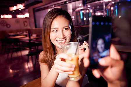 青年伴侣北京水平构图青年情侣吃晚餐图片