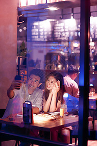 偏好垂直构图北京青年情侣吃晚餐图片