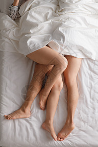 舒适休息户内青年情侣在床上睡觉图片