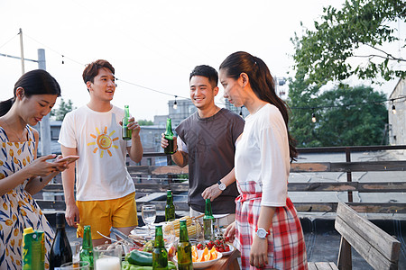 一起聚餐烧烤的年轻男女图片素材