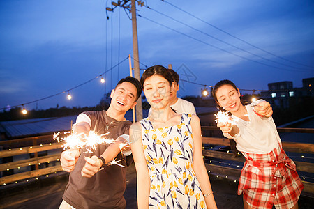 露营野餐的男女青年图片