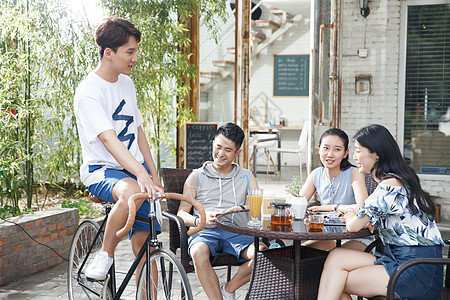 一起外出聚餐的年轻男女图片