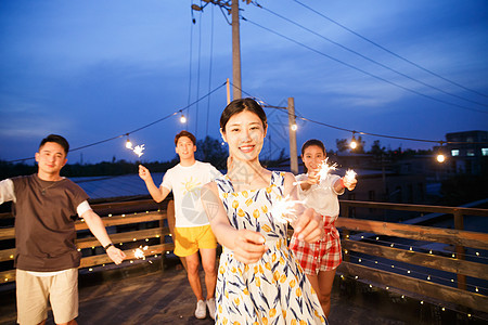 露营野餐的男女青年图片