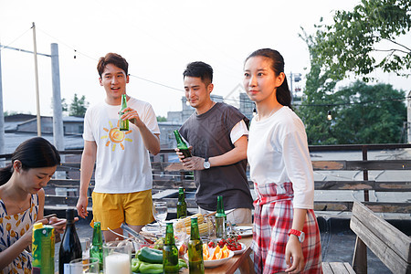 一起外出聚餐的年轻男女图片