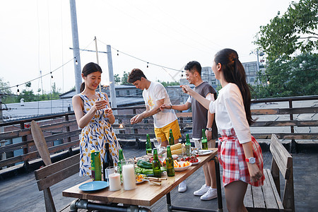 一起外出聚餐的年轻男女图片