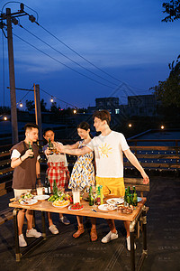 露营野餐的男女青年图片