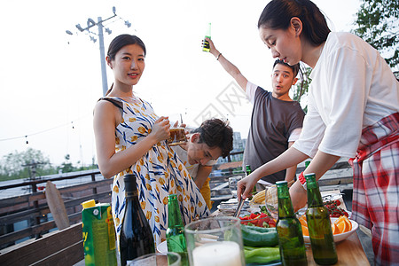 情侣野餐一起外出聚餐的年轻男女背景