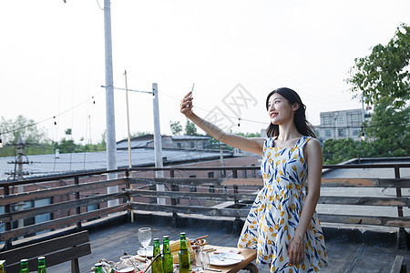 活力水平构图青年女人用手机拍照图片