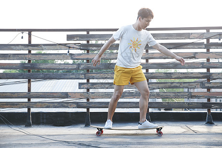 城市抽象屋顶刺激嬉戏的青年男人玩滑板背景