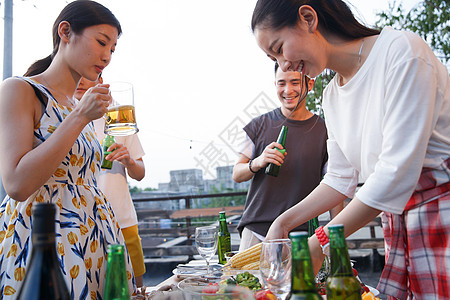 一起外出聚餐的年轻男女图片