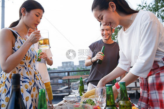 一起外出聚餐的年轻男女图片