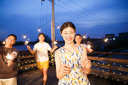 露营野餐的男女青年图片