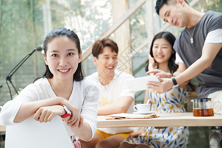 食品玻璃窗用餐者在工作室里的青年人图片