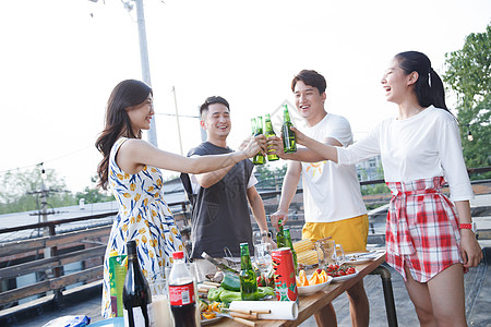 一起外出聚餐的年轻男女图片