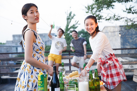 一起外出聚餐的年轻男女图片