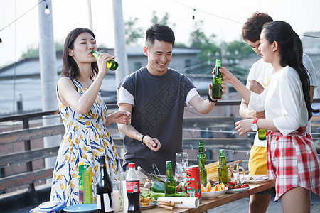 一起外出聚餐的年轻男女图片