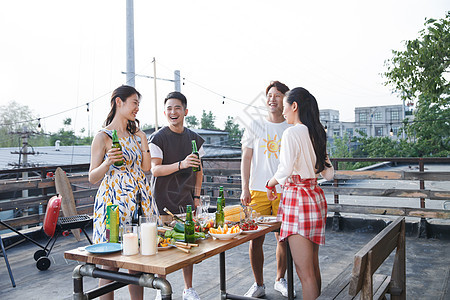 一起外出聚餐的年轻男女图片