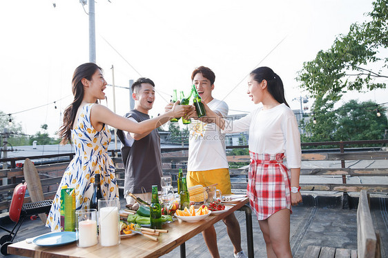 一起外出聚餐的年轻男女图片