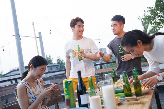 一起外出聚餐的年轻男女图片